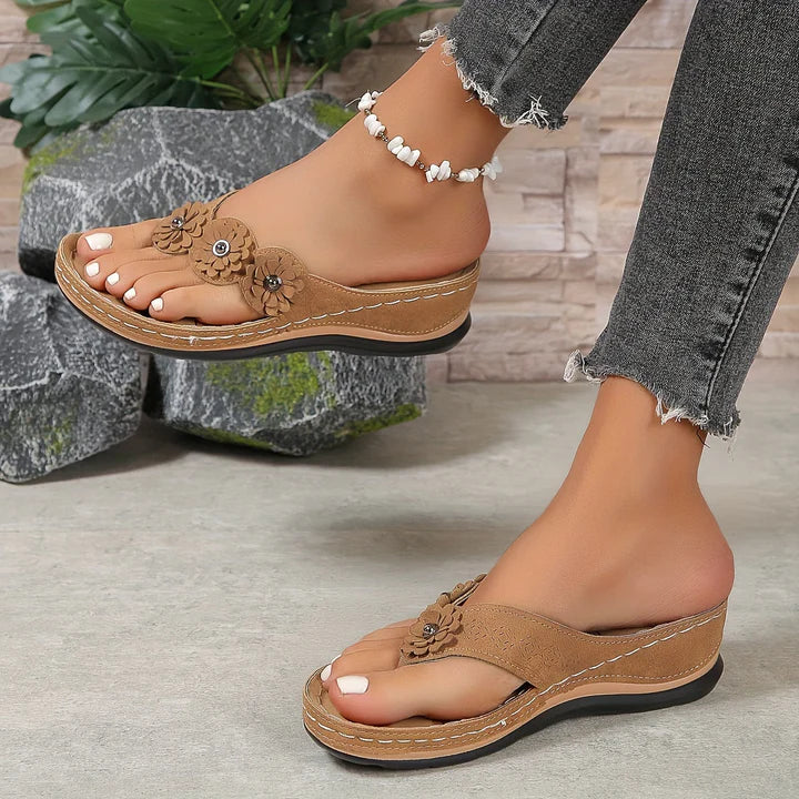 Lianna Dames teenslippers met bloemen